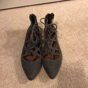 MIA AFINA crisscross flats!